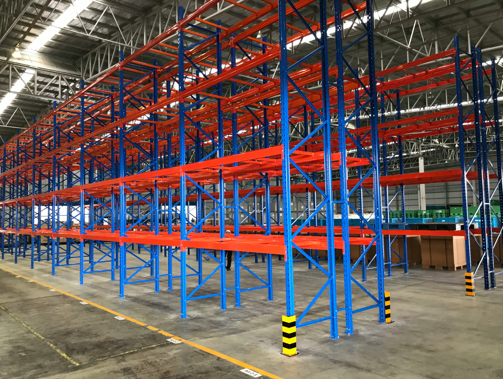 What is Warehouse Shelving vs. Pallet Racking?